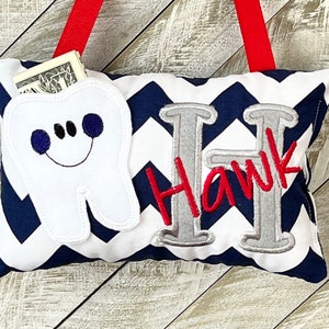 Coussin personnalisé fée des dents pour garçon à chevrons bleu marine et blanc, choisissez votre version, carte dentaire disponible,