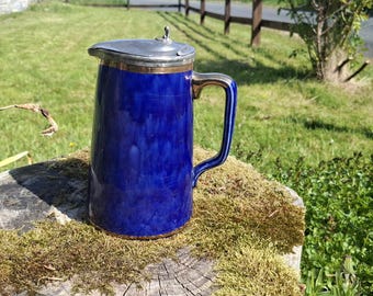 Elegante brocca/brocca antica in stile Art Nouveau blu cobalto con coperchio a giglio in peltro