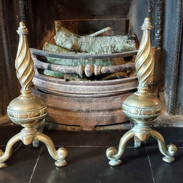 Cani da fuoco vittoriani antichi in ottone decorato di grandi dimensioni Qualità eccezionale