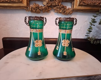 Par de jarrones antiguos de estilo modernista verde con detalles de latón hechos a mano
