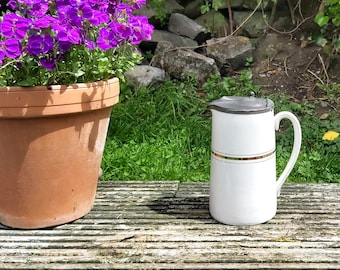 Elegante jug / brocca bianca art nouveau antico con coperchio di giglio peltro