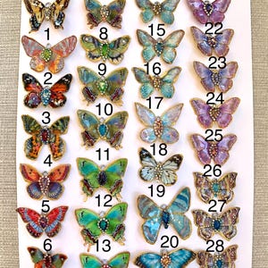 Puede incluir: Veintinueve abalorios de mariposa coloridos con detalles dorados. Cada abalorio tiene un dise&ntilde;o y una combinaci&oacute;n de colores diferentes. Los abalorios est&aacute;n numerados del 1 al 29.