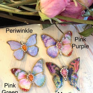 Colgantes de mariposa, dulces colgantes de mariposa, lindas joyas de mariposa, pequeños colgantes de resina, morado, rosa y verde. imagen 11