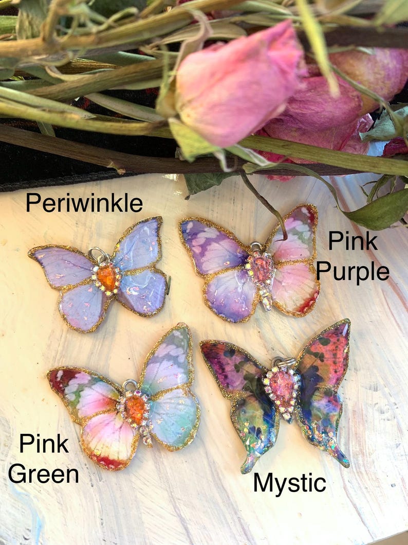 Colgantes de mariposa, dulces colgantes de mariposa, lindas joyas de mariposa, pequeños colgantes de resina, morado, rosa y verde. imagen 11