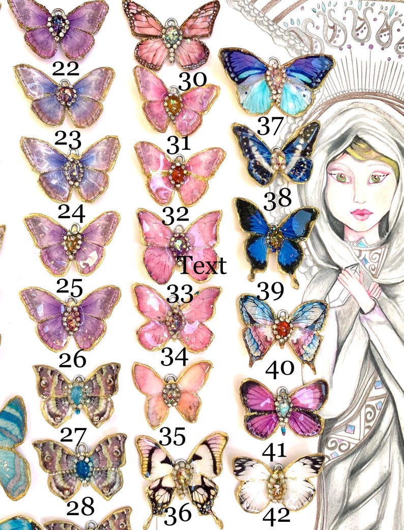 Puede incluir: Una colecci&oacute;n de 42 dijes de mariposa de resina con alas iridiscentes y detalles dorados. Las mariposas est&aacute;n dispuestas en filas y numeradas del 22 al 42. Las mariposas son todas de diferentes colores y patrones.