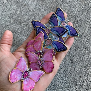 Colgantes de mariposa, dulces colgantes de mariposa, lindas joyas de mariposa, pequeños colgantes de resina, morado, rosa y verde. imagen 10