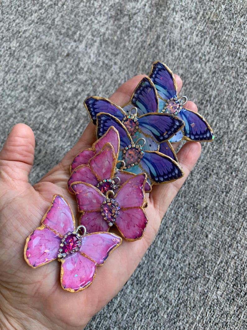 Colgantes de mariposa, dulces colgantes de mariposa, lindas joyas de mariposa, pequeños colgantes de resina, morado, rosa y verde. imagen 10