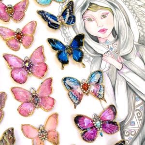 Puede incluir: Surtido de abalorios de mariposa coloridos con detalles dorados. Las mariposas est&aacute;n hechas de resina y tienen purpurina y pedrer&iacute;a. Son perfectas para hacer joyas o manualidades.