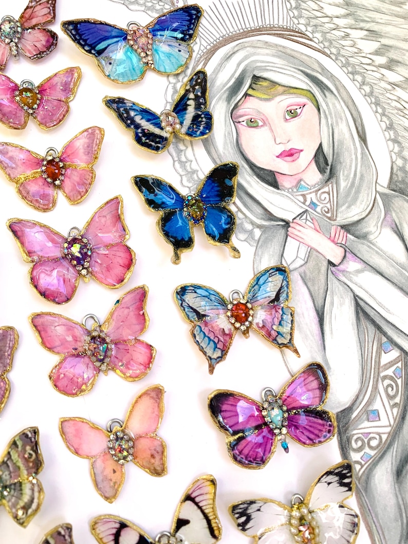 Puede incluir: Surtido de abalorios de mariposa coloridos con detalles dorados. Las mariposas est&aacute;n hechas de resina y tienen purpurina y pedrer&iacute;a. Son perfectas para hacer joyas o manualidades.