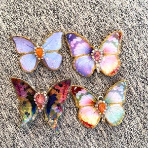 Colgantes de mariposa, dulces colgantes de mariposa, lindas joyas de mariposa, pequeños colgantes de resina, morado, rosa y verde. imagen 12