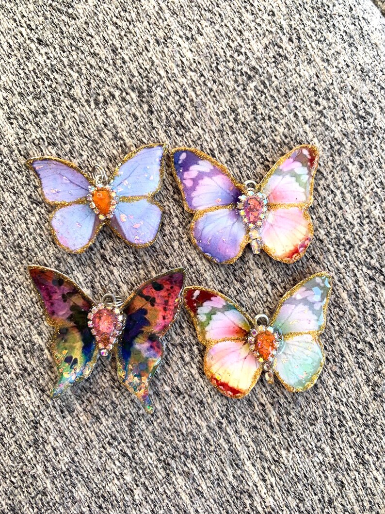 Colgantes de mariposa, dulces colgantes de mariposa, lindas joyas de mariposa, pequeños colgantes de resina, morado, rosa y verde. imagen 12
