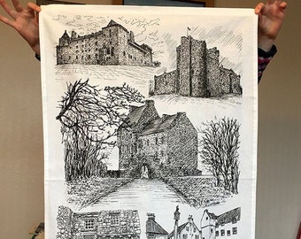 Paño de cocina inspirado en Outlander con ilustraciones en tinta negra de lugares de rodaje escoceses.