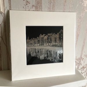 The Shore, Leith. Edimburgo, Scozia. Stampa argento metallizzato su cartoncino nero opaco, da un disegno a inchiostro. Montata con descrizione sul retro.