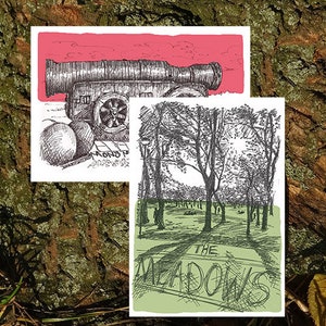 Puede incluir: Una ilustraci&oacute;n en blanco y negro de un ca&ntilde;&oacute;n con dos balas de ca&ntilde;&oacute;n delante. La ilustraci&oacute;n est&aacute; sobre un fondo rosa. Debajo del ca&ntilde;&oacute;n est&aacute; el texto "MONKS RD". La segunda imagen es una ilustraci&oacute;n en blanco y negro de un parque con &aacute;rboles y el texto "THE MEADOWS".