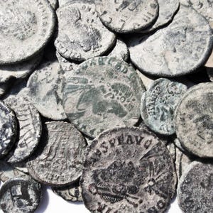 Quatre pièces de monnaie impériales romaines (environ 200-400 après JC) pour un prix