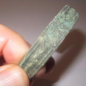 Authentischer Bronze-Manschettenarmreif von Kievan Rus aus der Zeit der Rus (um 800-1300 AD)