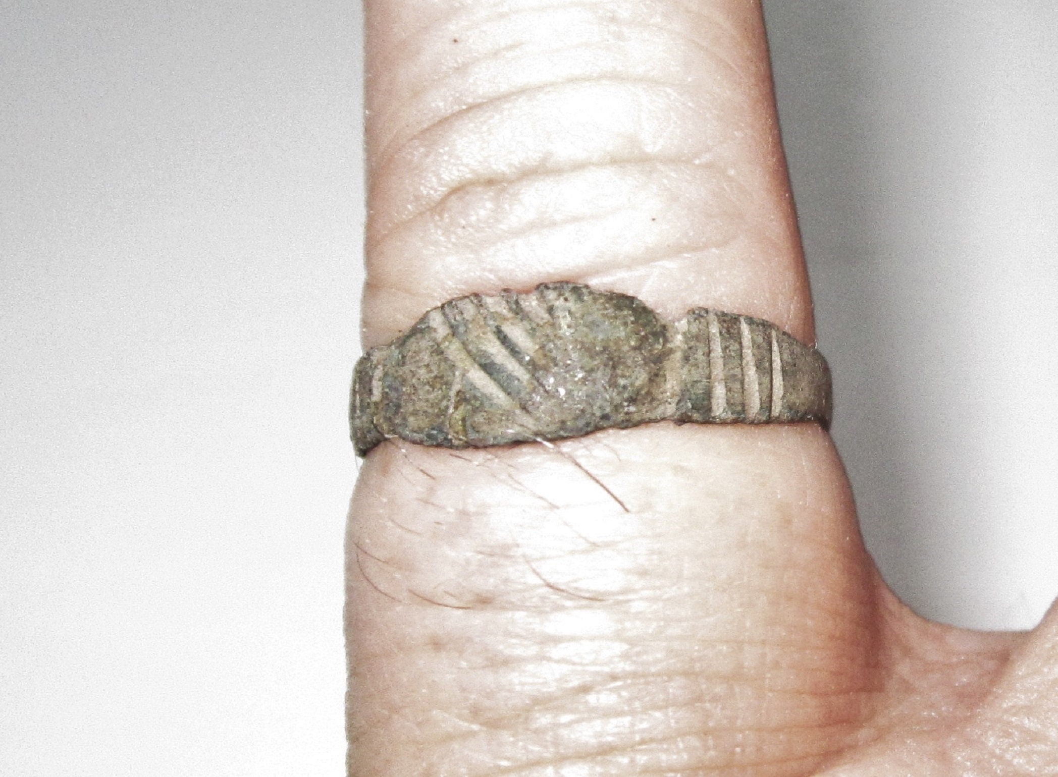 Shaking hotsell hands ring