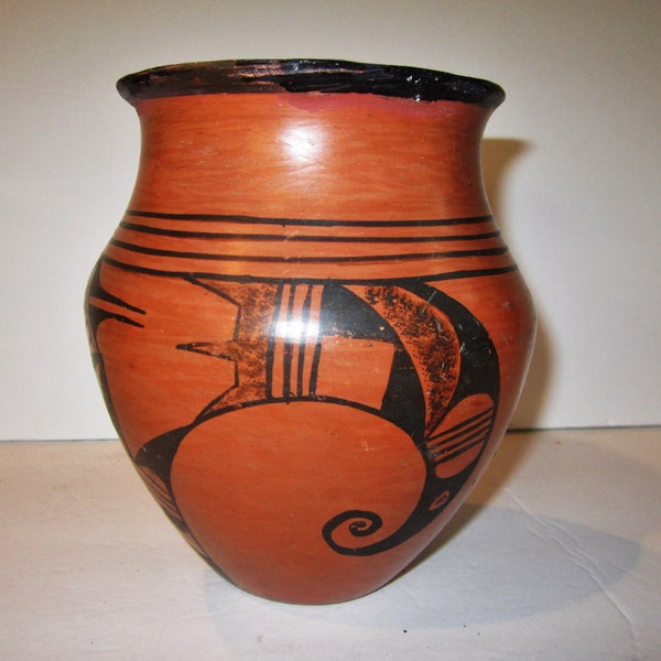 Jarra policromada de cerámica Tewa Hopi puede haber sido firmada