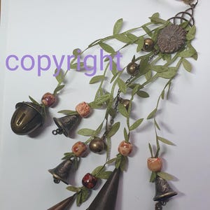 Clochettes de l'homme vert, du lièvre et de la sorcière triquetra, un charme magique de protection et de pendaison de crémaillère ©