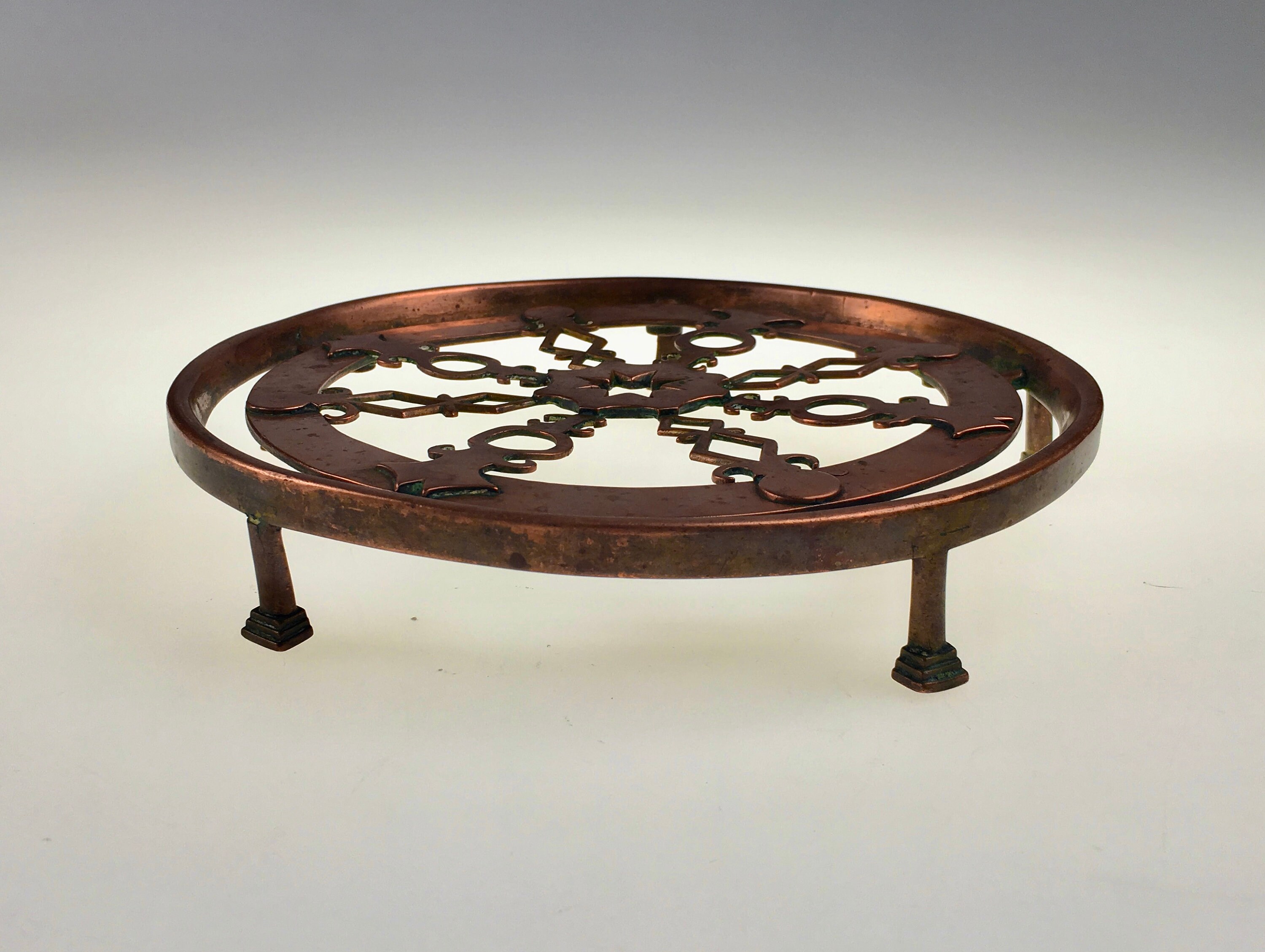 Exquis, Antique, Français, Xviiie Siècle ou Début Du Xixe Bronze Trivet. Le Chef-D'œuvre de Journeym