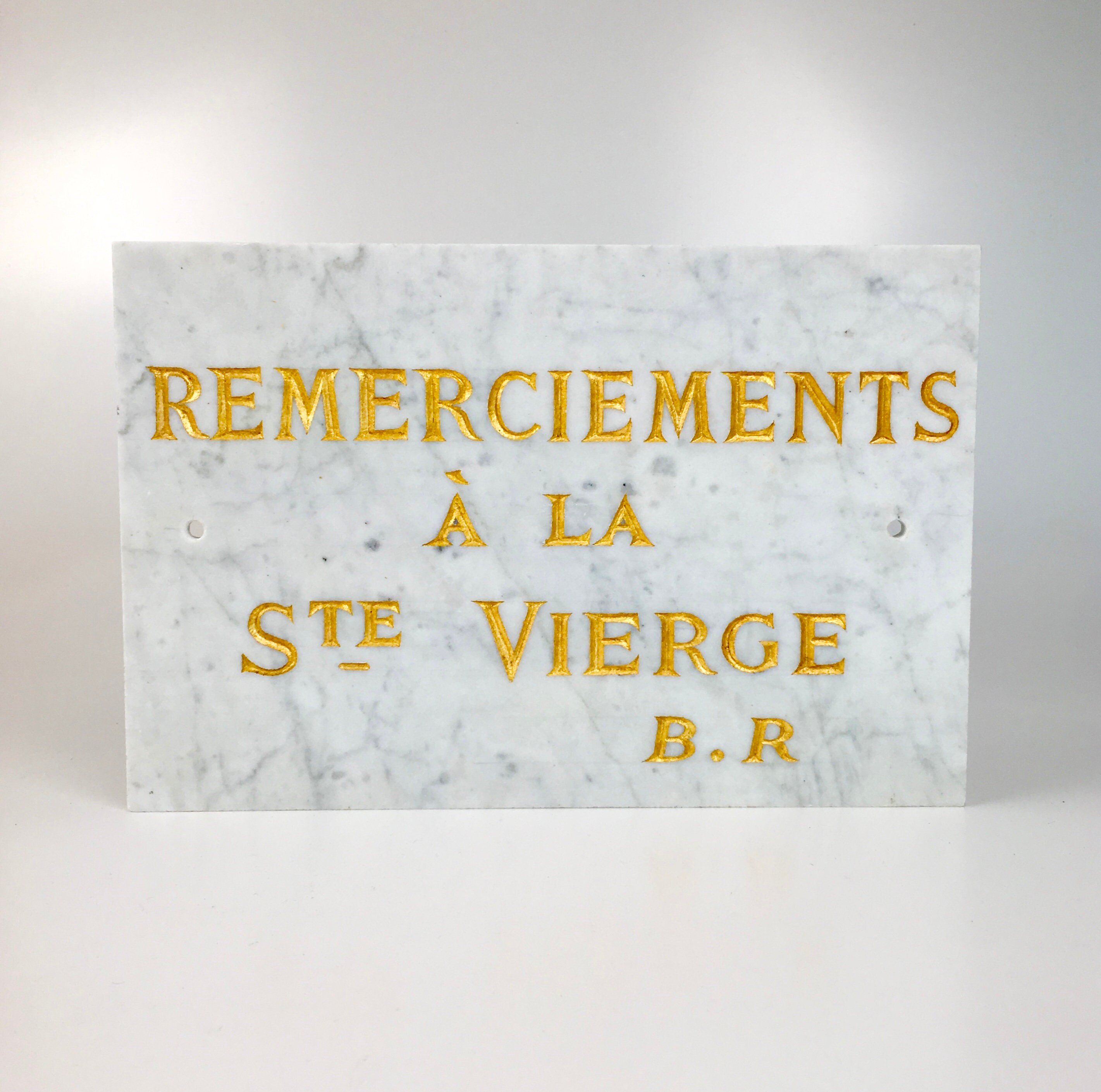 Ex-Voto à La Vierge Marie en Marbre Blanc Veiné, Magnifiquement Gravé avec Lettrage Doré.