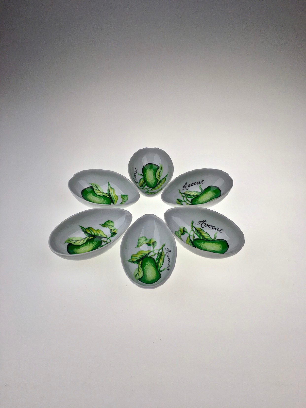 Ensemble de Six, Décoré, Porcelaine Avocat Plats, France, Circa 1960.