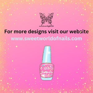 以下が含まれることがあります： ピンク色の背景に蝶のグラフィックと「sweetworldofnails」の文字。ネイルポリッシュのボトルが特徴で、「NAIL lacquer」とハートのラベルが付いています。ウェブサイトのアドレスwww.sweetworldofnails.comも表示されています。