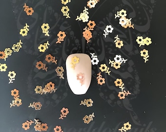 Ongles fleuris dorés fins charmes d'ongles métalliques