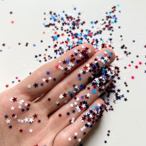 Décoration d'ongles du 4 juillet avec mini étoiles confettis pailletées