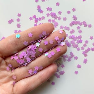 Decorazione per unghie primaverile con fiori di ciliegio 3D viola