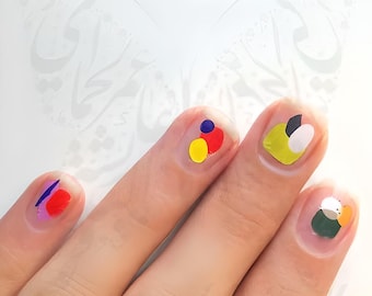 Minimalistische nagelstickers met abstracte nail art