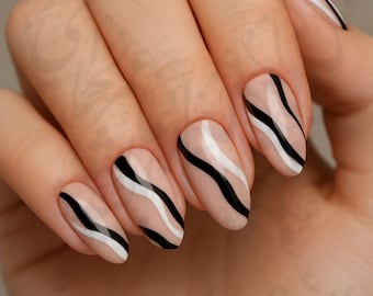 Nagelkunststickers met zwarte witte lijnen