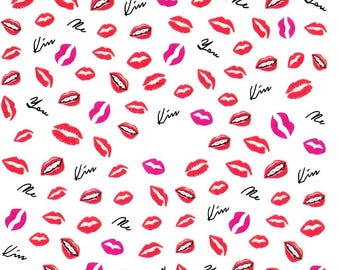 Nail art di San Valentino con baci sulle labbra rosa e rosse, decalcomanie ad acqua