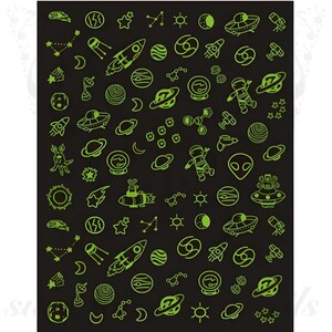 以下が含まれることがあります： 暗闇で光る宇宙をテーマにしたステッカーシート。ロケット、惑星、宇宙飛行士、エイリアン、星、その他の天体などの緑色のイラストが黒い背景に描かれています。