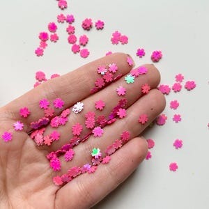 Decorazione per unghie primaverile con fiori di ciliegio in 3D rosa acceso