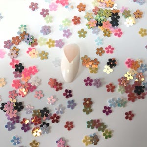 Holographic Daisy Nail Art Sequins – 3D Flower Glitter for Nails | Colorful Spring Nail Decorations