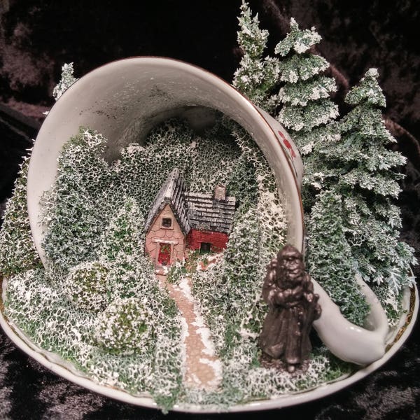 Miniature de tasse de thé de Noël - scène d'hiver avec le père Noël en étain, des arbres enneigés, une jolie petite maison. Cadeau de Noël, anniversaire