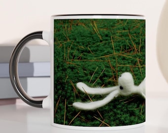 Taza con diseño de conejito tranquilo sobre musgo verde: regalo perfecto para amantes de los conejos. Taza de cerámica de 325 ml (11 oz). Ideal para aficionados a las tazas con diseño de conejito, té o café.