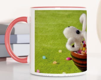 Vrolijk konijntje ontspannen in een bak snoep Mok - perfect cadeau voor konijnenliefhebber, keramische mok 11oz, mok konijn konijn, mok koffieliefhebber, koffieliefhebber