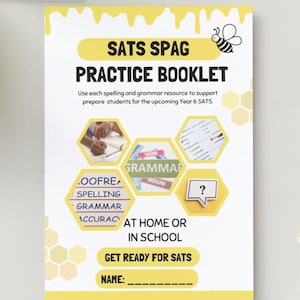 Può includere: Un libretto bianco intitolato "SATS SPAG PRACTICE BOOKLET" con dettagli gialli, progettato per supportare gli studenti di sesta elementare con l'ortografia e la grammatica. Il libretto presenta sezioni su ortografia, grammatica e accuratezza, con una matita visibile sul lato.