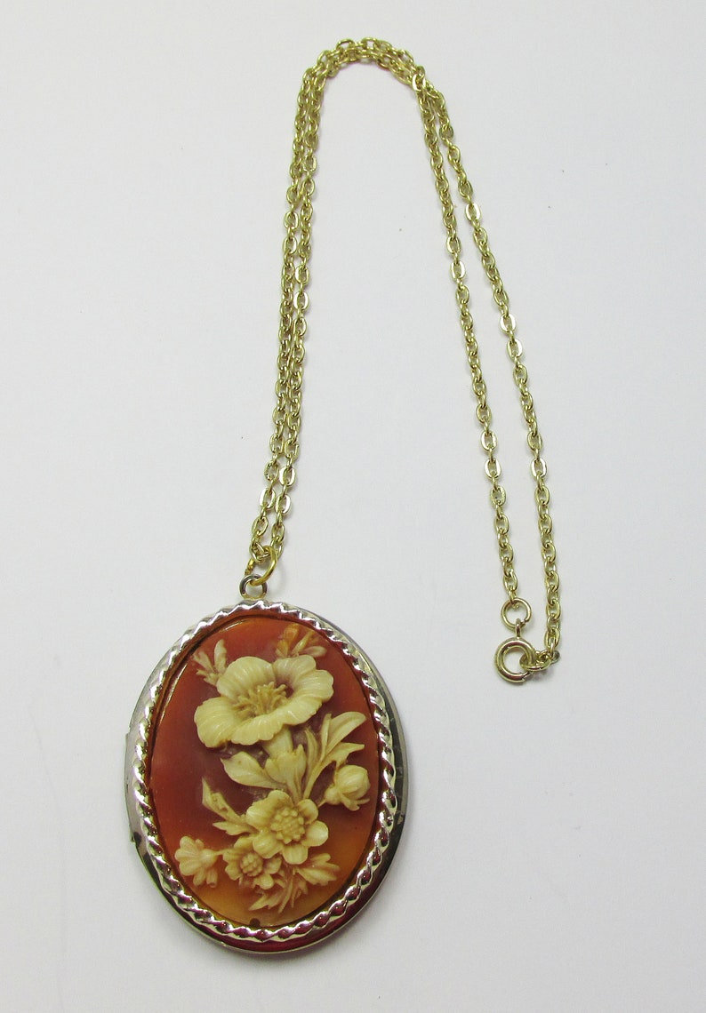 Vintage-Jewelry-Gold-Cameo-Locket-Pendant-Necklace-Costume-Retro-Flower-Mid Century-Women-Gift-Birthday-Birthday Gift-Anniversary Gift-1950s