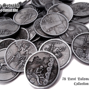 Può includere: Una collezione di 78 monete talismano dei tarocchi con disegni intricati. Le monete sono di colore argento e presentano varie immagini di arte occulta e rituale. Il testo "Frater Setnakh Occult + Ritual Art" è visibile in alto. La collezione è esposta su una superficie bianca.