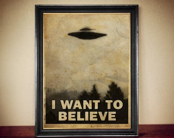 Op de afbeelding: Een vintage poster met een zwart-wit afbeelding van een UFO die over een bos vliegt. De poster heeft een vervaagde, verweerde uitstraling en de tekst "I WANT TO BELIEVE" in vetgedrukte, witte letters.