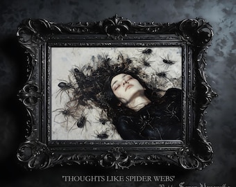 Puede incluir: Una pintura enmarcada de una mujer con el pelo largo y negro acostada con muchas arañas negras que se arrastran sobre ella. La pintura está en un marco negro adornado y el título de la pintura es "Thoughts Like Spider Webs" de Soror Vanartha.