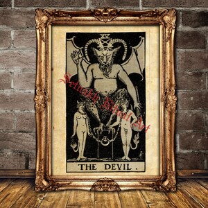 Puede incluir: Una carta de tarot vintage que representa al Diablo, una figura con cuernos y una corona, sentada en un trono. Dos figuras, un hombre y una mujer, están encadenados al trono. La carta está enmarcada en un marco dorado.