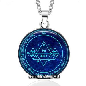 Può includere: Una collana con pendente argentato con un pendente circolare blu scuro. Il pendente presenta un design geometrico e testo ebraico. Il testo "Setnakh Ritual Art" è in basso.
