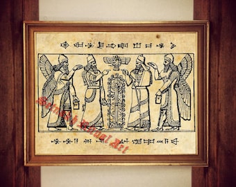 Puede incluir: Dibujo en blanco y negro de cuatro figuras con vestimenta asiria antigua, de pie frente a un disco solar alado. Las figuras sostienen objetos en sus manos y llevan tocados elaborados. El dibujo está enmarcado en un marco de madera marrón.