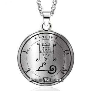 Könnte beinhalten: Eine silberfarbene Halskette mit Anhänger und einem kreisförmigen Anhänger. Der Anhänger hat ein eingraviertes Design mit hebräischen Texten und Symbolen. Die Halskette hat eine feine Kette und der Text "Setnakh Ritual Art" befindet sich am unteren Rand des Anhängers.