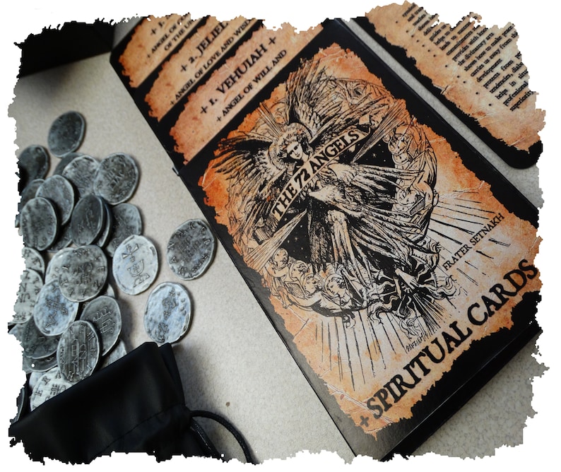 Pode incluir: Um baralho de 72 Cartas Espirituais de Anjos com fundo preto e detalhes dourados. As cartas apresentam uma ilustra&ccedil;&atilde;o de um anjo com as asas abertas. O texto nas cartas diz "Os 72 Anjos" e "Cartas Espirituais".