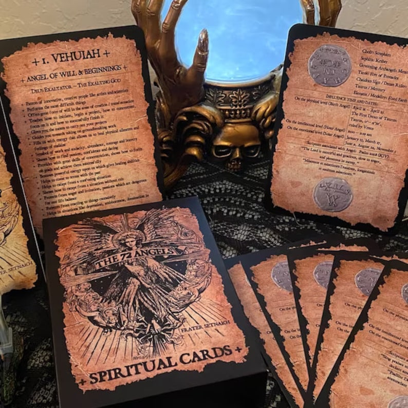 Pode incluir: Um conjunto de 72 cartas espirituais de anjos numa caixa preta com uma moldura dourada. A caixa apresenta uma ilustra&ccedil;&atilde;o de um anjo com as asas abertas. Os cart&otilde;es s&atilde;o impressos em papel pergaminho com uma est&eacute;tica vintage. Os cart&otilde;es apresentam uma variedade de anjos, cada um com o seu pr&oacute;prio s&iacute;mbolo e descri&ccedil;&atilde;o.